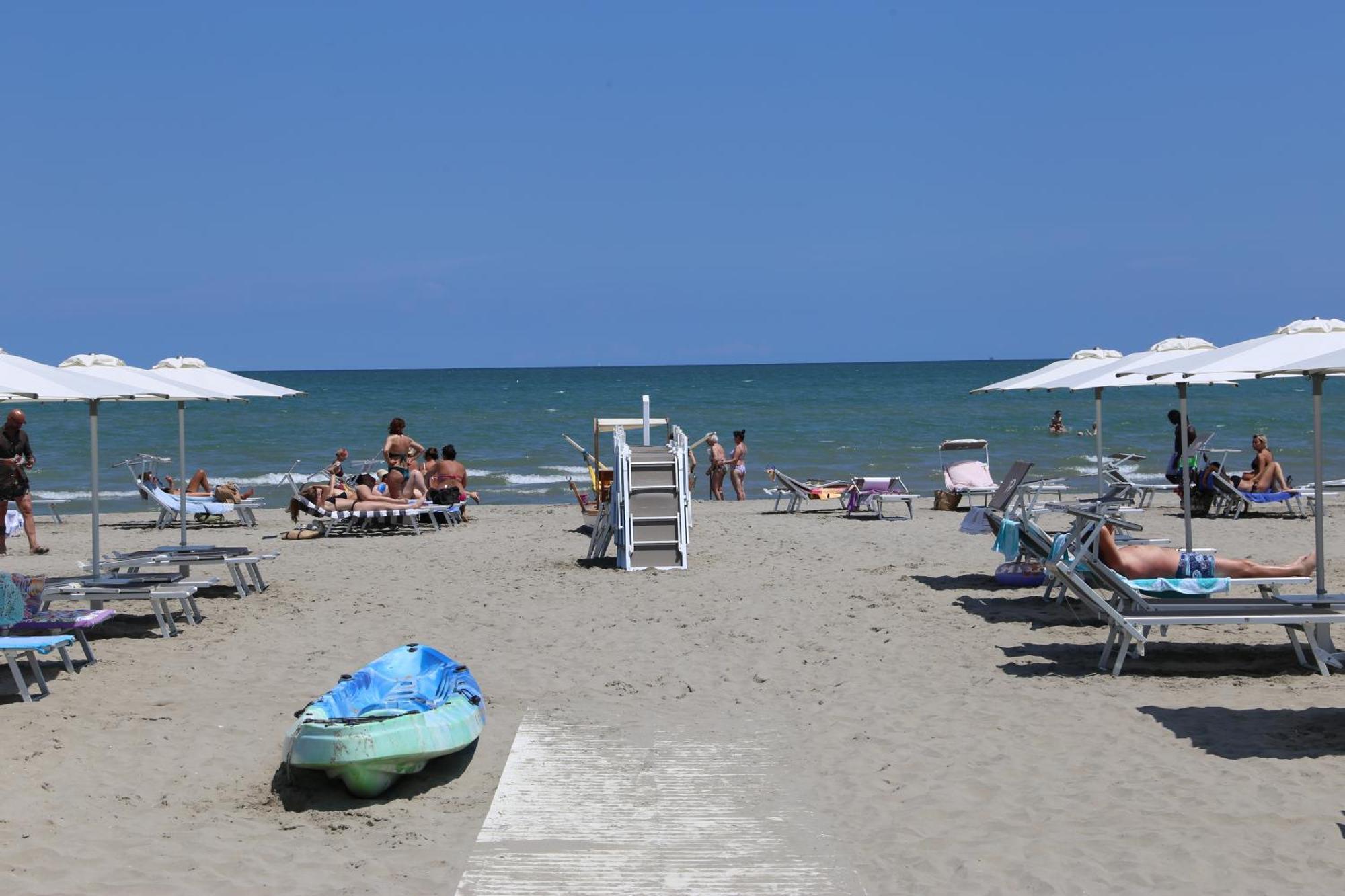 Hotel Senza Pensieri Riccione Exterior foto
